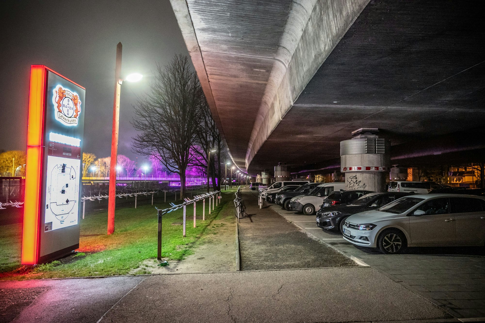 An die Autobahn 1 (Stelze) grenzt der Sportpark, auf dem unter anderem die Profimannschaft von Bayer 04 Trainingsplätze nutzt. Die Parkplätze unter der A1 sollen aber wegfallen (ab 2032). Als Ersatz kommen ein Parkhaus oder ebenerdigen parkplätze auf den trainingsplätzen infrage. Bild: Ralf Krieger