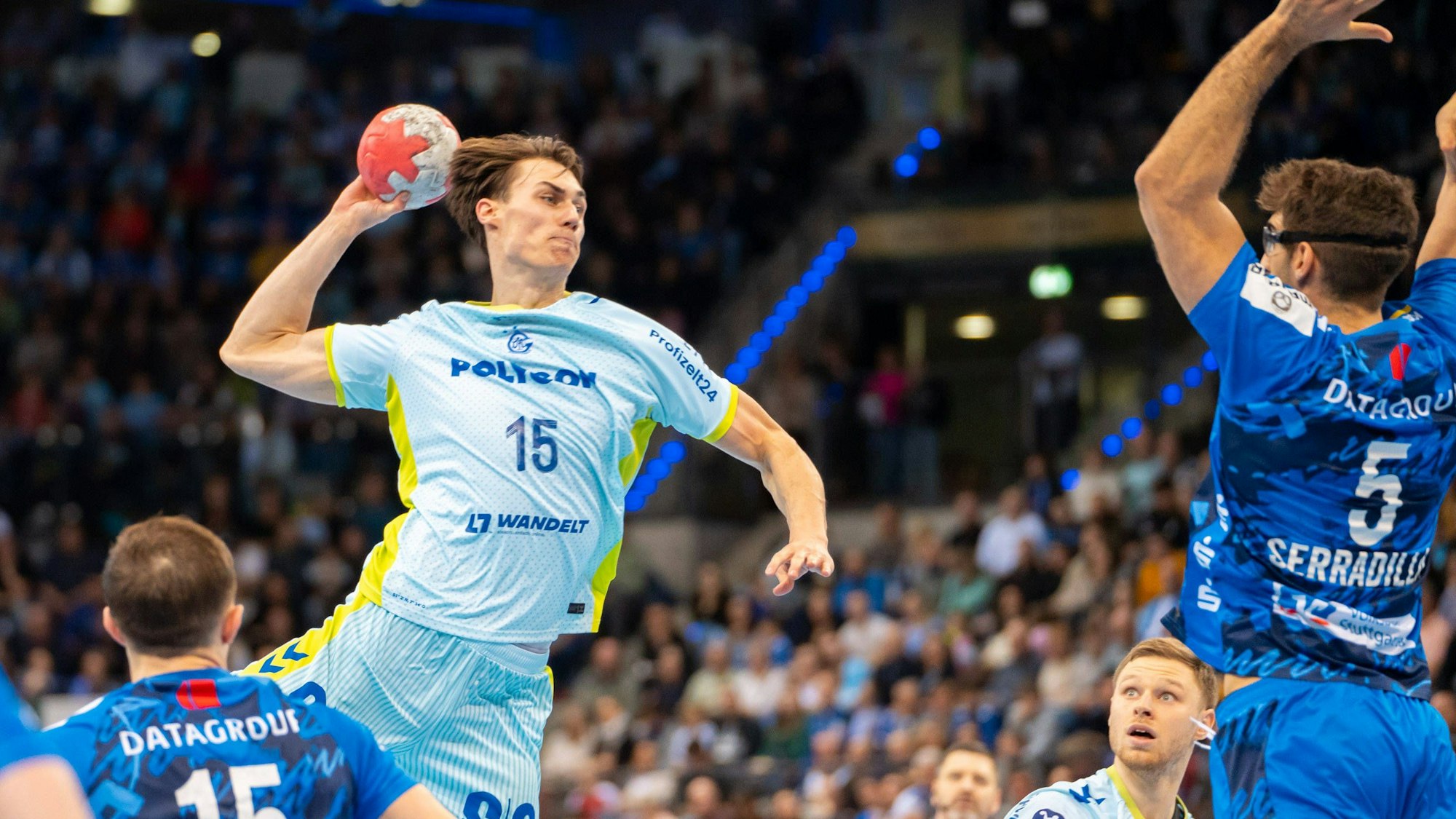 Miro Schluroff setzt nach dem Sprung zum Wurf an.