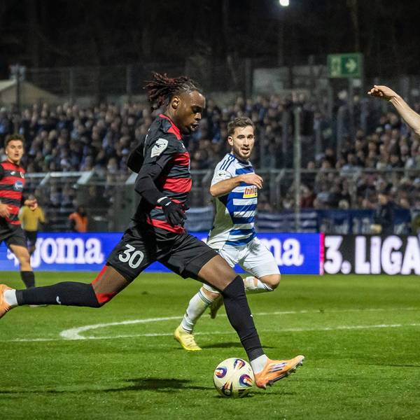 3. Liga: FC Viktoria Köln - MSV Duisburg, 21.12.2025 Großchnce von Yannick Tonye Viktoria Köln, 30 Köln, 21.12.2025, 19. Spieltag der 3. Fußball-Liga, FC Viktoria Köln - MSV Duisburg im Sportpark Hoehenberg in Köln. Die DFL-Bestimmungen verbieten die Verwendung von Fotografien als Bildsequenzen und / oder Quasi-Videos. *** 3 Liga FC Viktoria Köln MSV Duisburg, 21 12 2025 Großchnce von Yannick Tonye Viktoria Köln, 30 Köln, 21 12 2025, 19 Spieltag der 3 Fußball Liga, FC Viktoria Köln MSV Duisburg im Sportpark Hoehenberg in Köln The DFL regulations prohibit the use of photographs as image sequences and or quasi videos Copyright: xBEAUTIFULxSPORTS/LeahxKohringx