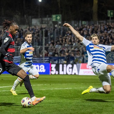 3. Liga: FC Viktoria Köln - MSV Duisburg, 21.12.2025 Großchnce von Yannick Tonye Viktoria Köln, 30 Köln, 21.12.2025, 19. Spieltag der 3. Fußball-Liga, FC Viktoria Köln - MSV Duisburg im Sportpark Hoehenberg in Köln. Die DFL-Bestimmungen verbieten die Verwendung von Fotografien als Bildsequenzen und / oder Quasi-Videos. *** 3 Liga FC Viktoria Köln MSV Duisburg, 21 12 2025 Großchnce von Yannick Tonye Viktoria Köln, 30 Köln, 21 12 2025, 19 Spieltag der 3 Fußball Liga, FC Viktoria Köln MSV Duisburg im Sportpark Hoehenberg in Köln The DFL regulations prohibit the use of photographs as image sequences and or quasi videos Copyright: xBEAUTIFULxSPORTS/LeahxKohringx