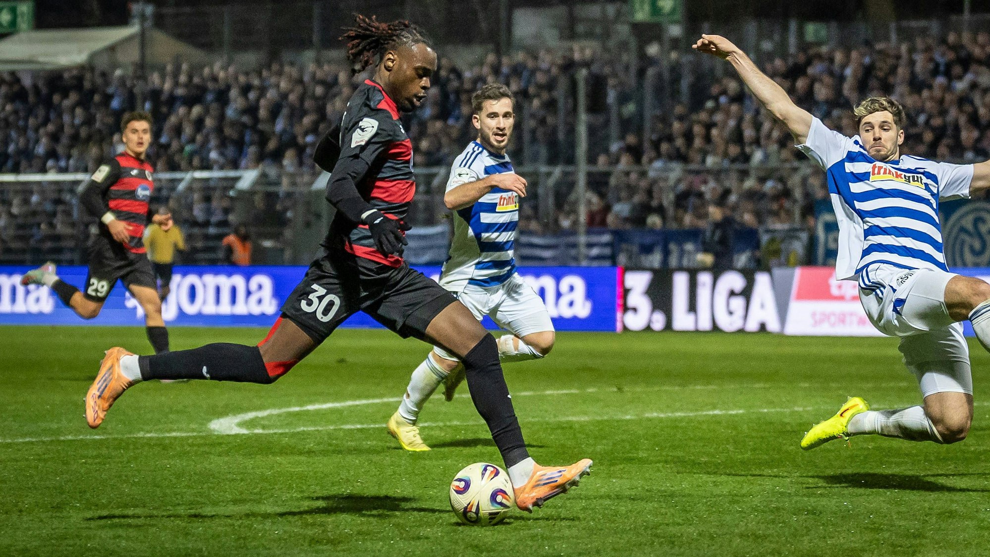 3. Liga: FC Viktoria Köln - MSV Duisburg, 21.12.2025 Großchnce von Yannick Tonye Viktoria Köln, 30 Köln, 21.12.2025, 19. Spieltag der 3. Fußball-Liga, FC Viktoria Köln - MSV Duisburg im Sportpark Hoehenberg in Köln. Die DFL-Bestimmungen verbieten die Verwendung von Fotografien als Bildsequenzen und / oder Quasi-Videos. *** 3 Liga FC Viktoria Köln MSV Duisburg, 21 12 2025 Großchnce von Yannick Tonye Viktoria Köln, 30 Köln, 21 12 2025, 19 Spieltag der 3 Fußball Liga, FC Viktoria Köln MSV Duisburg im Sportpark Hoehenberg in Köln The DFL regulations prohibit the use of photographs as image sequences and or quasi videos Copyright: xBEAUTIFULxSPORTS/LeahxKohringx