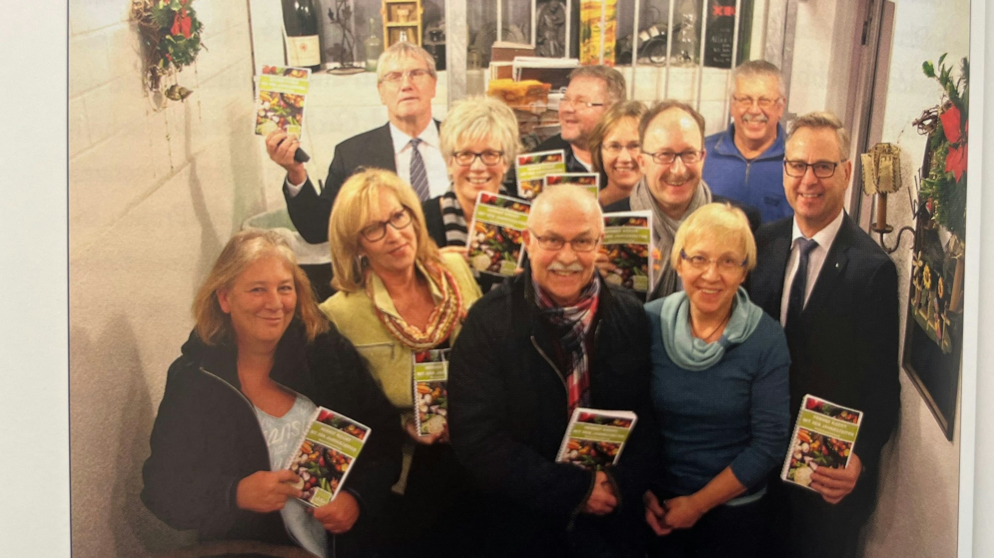 Die Bürgerstiftung Altenhilfe stellte 2016 die Rezeptesammlung „Hennef kocht mit den Jahreszeiten“ vor.