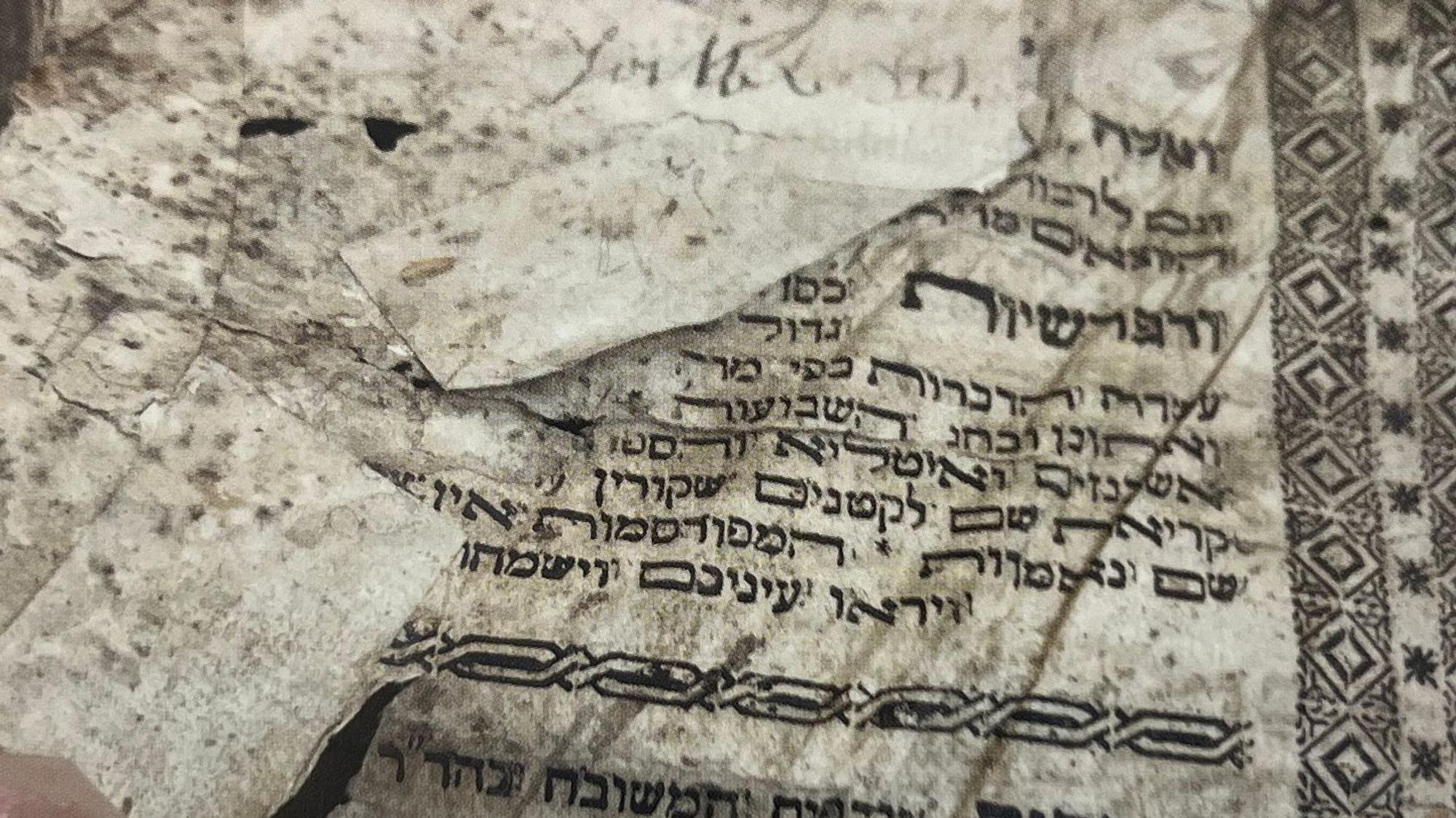Das Blatt stammt aus der Tora-Rolle von 1783 aus Fürth, die im Turmmuseum in Stadt Blankenberg liegt.