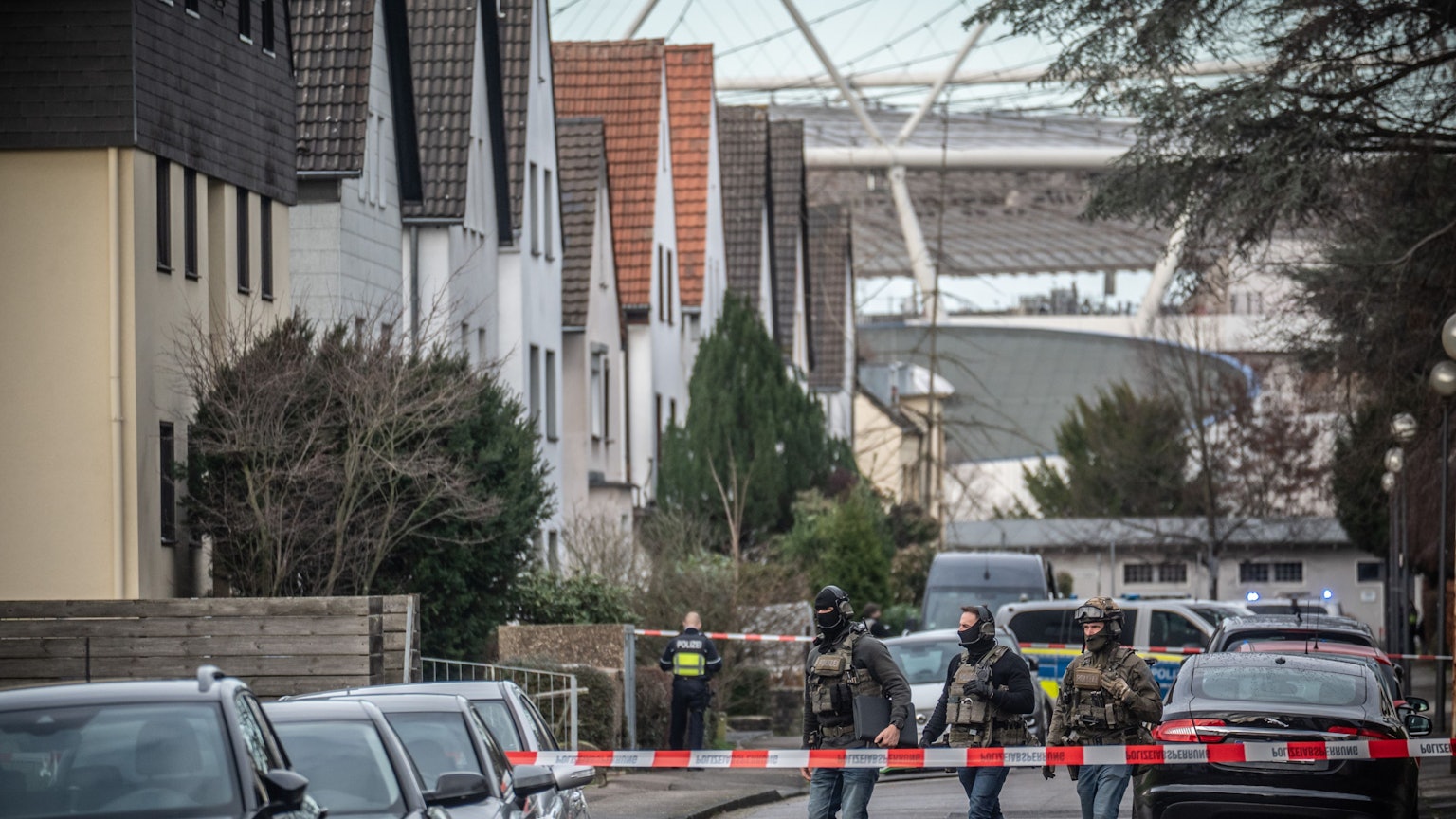 In der Roonstraße in Wiesdorf gab es am Sonntagmittag eine Bedrohung durch einen Mann, der eine laut Polizei bewaffnet gewesen sein soll. Bild: Ralf Krieger