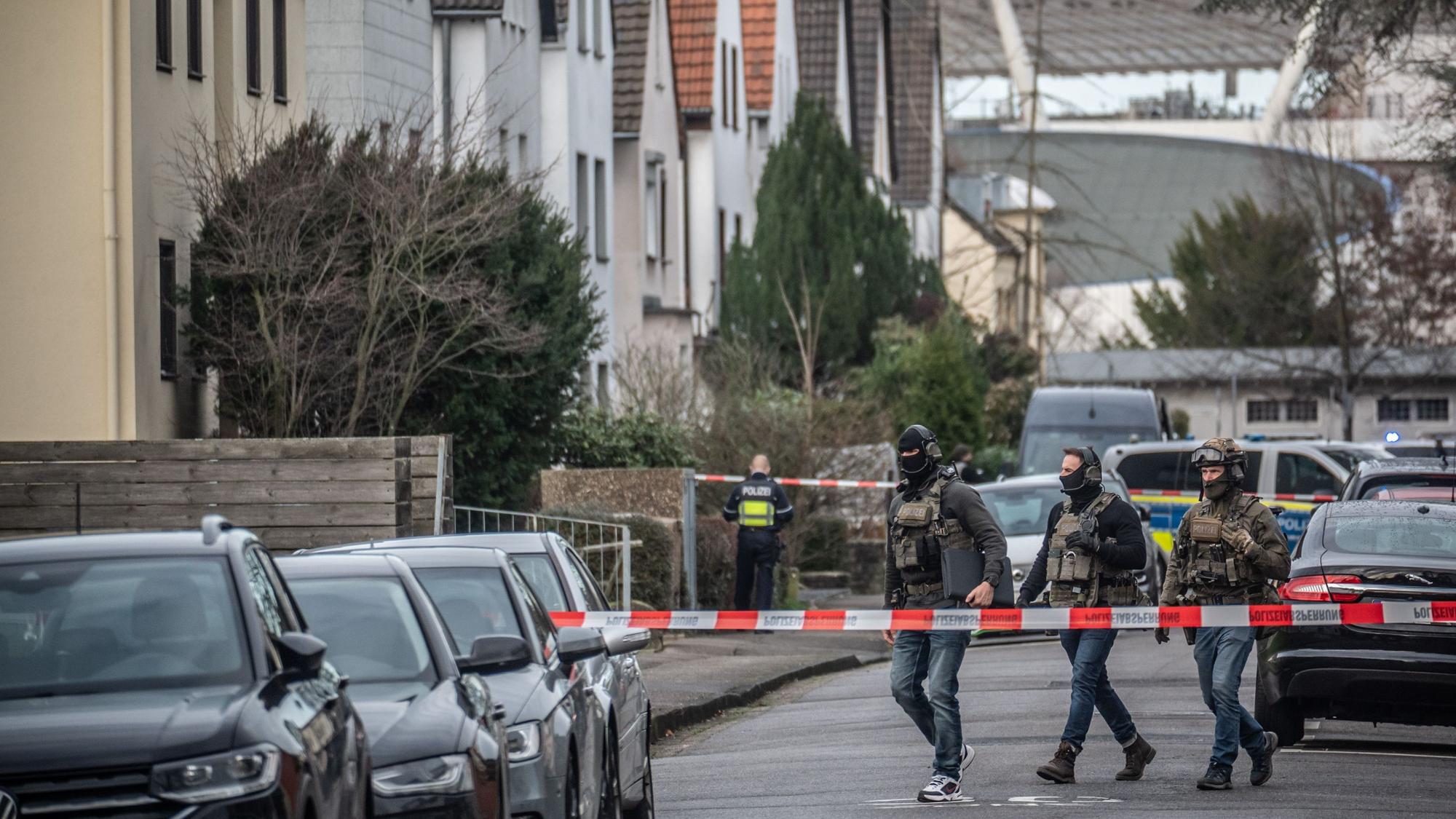 In der Roonstraße in Wiesdorf gab es am Sonntagmittag eine Bedrohung durch einen Mann, der eine laut Polizei bewaffnet gewesen sein soll. Bild: Ralf Krieger