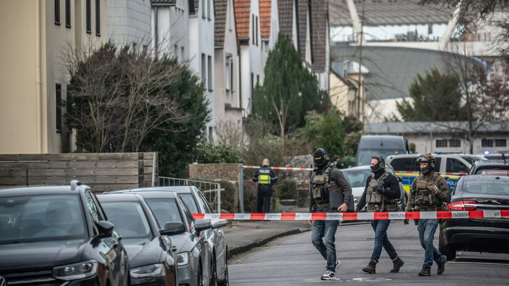 In der Roonstraße in Wiesdorf gab es am Sonntagmittag eine Bedrohung durch einen Mann, der eine laut Polizei bewaffnet gewesen sein soll. Bild: Ralf Krieger