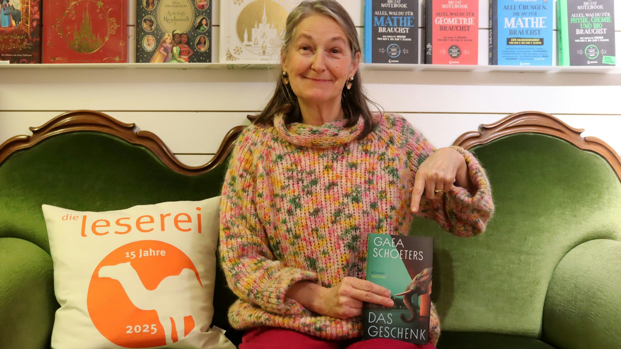 Das Bild zeigt Katharina Pütz, die auf einem grünen Sofa sitzt.