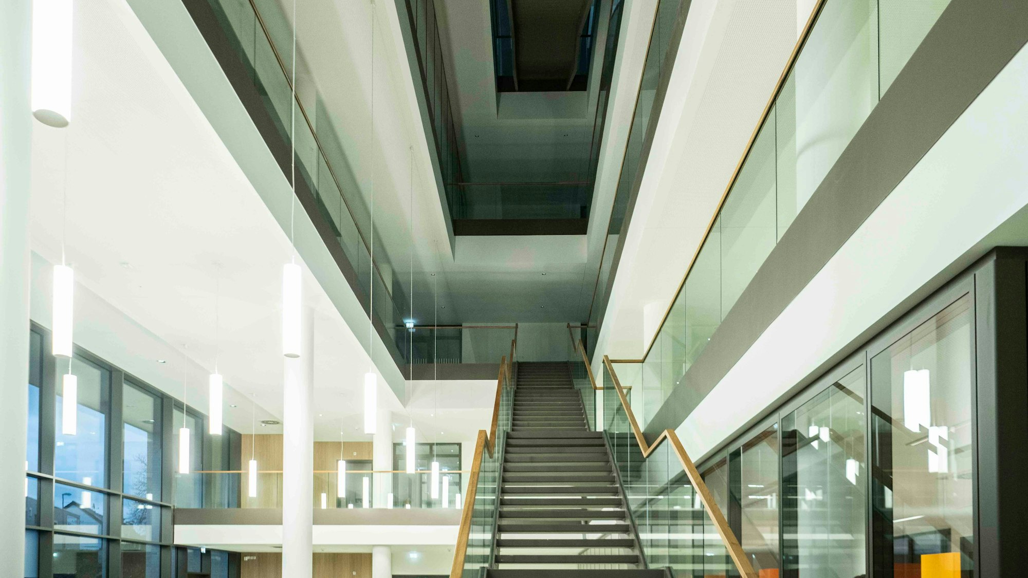 Das BIld zeigt den Blick in die oberen Etagen.