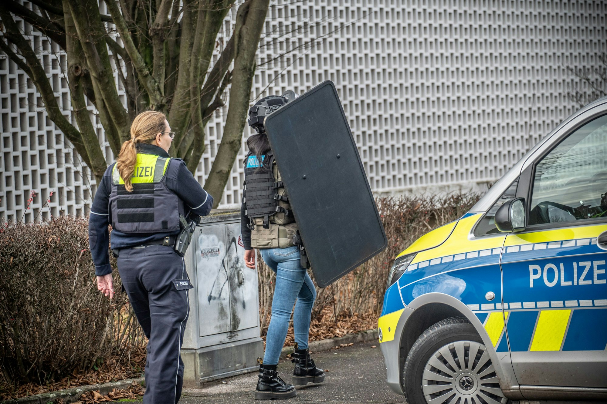 In der Roonstraße in Wiesdorf gab es am Sonntagmittag eine Bedrohung durch einen Mann, der eine laut Polizei bewaffnet gewesen sein soll. Bild: Ralf Krieger