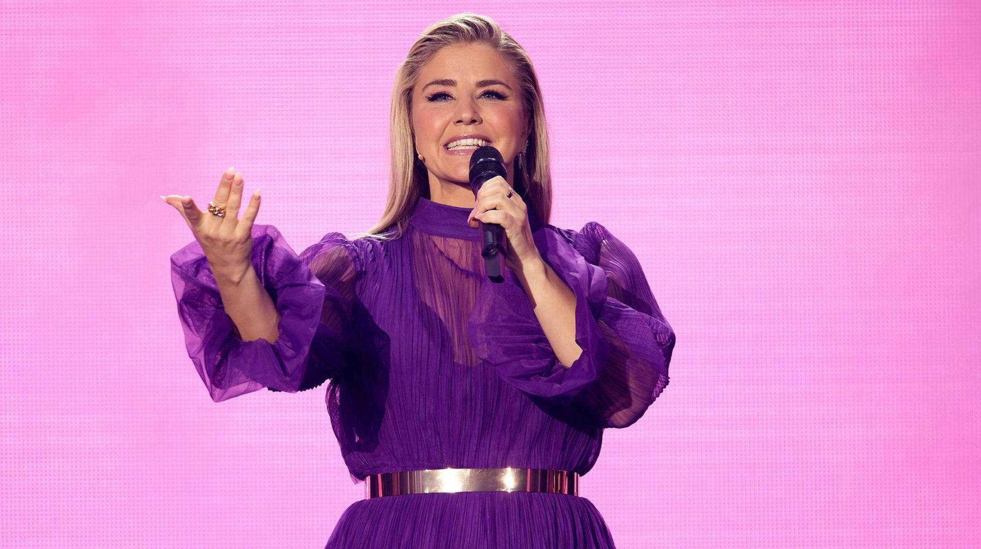 In einem Traum aus lila Tüll führte Beatrice Egli durch den Abend. (Bild: SWR / Manfred H. Vogel)