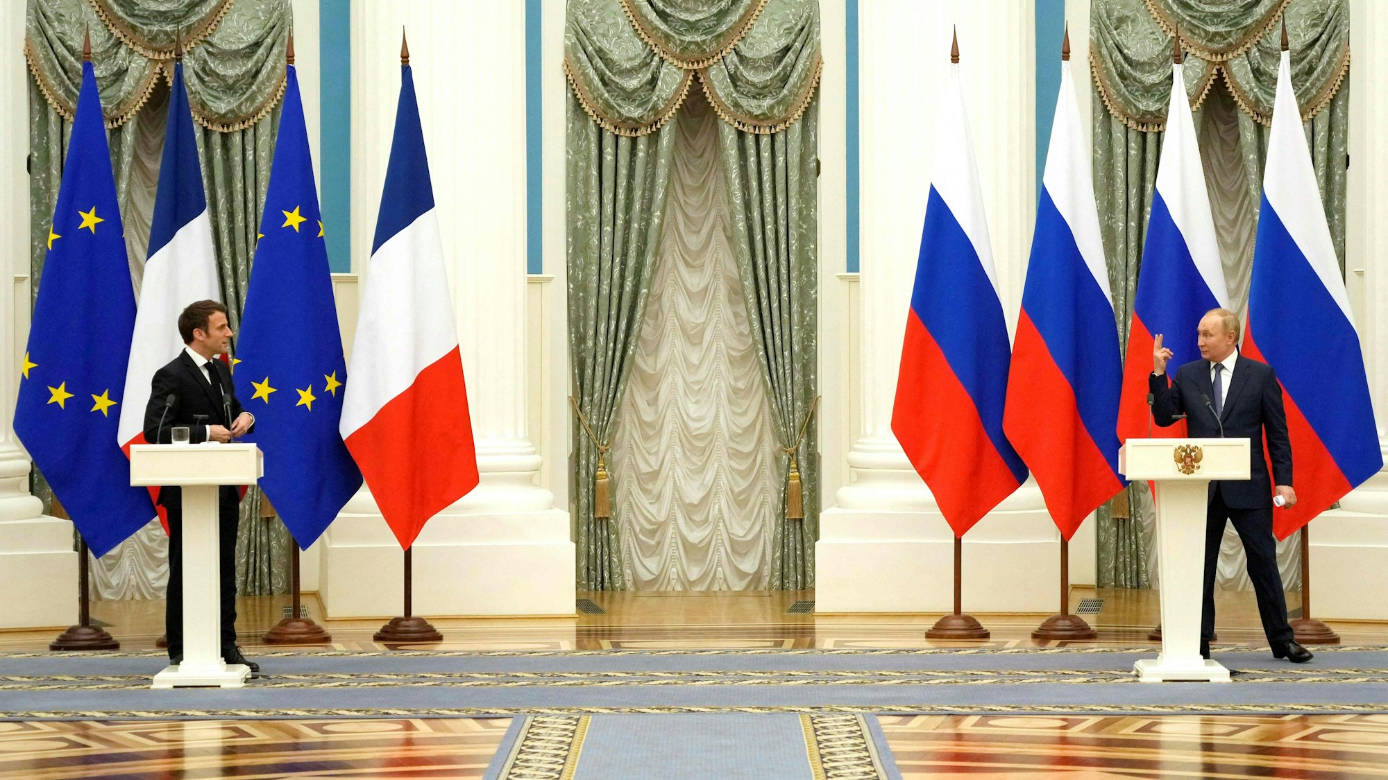 Wladimir Putin (r.) und Emmanuel Macron (l.) bei einer Pressekonferenz im Februar 2022, kurz vor Russlands Angriff auf die Ukraine.
