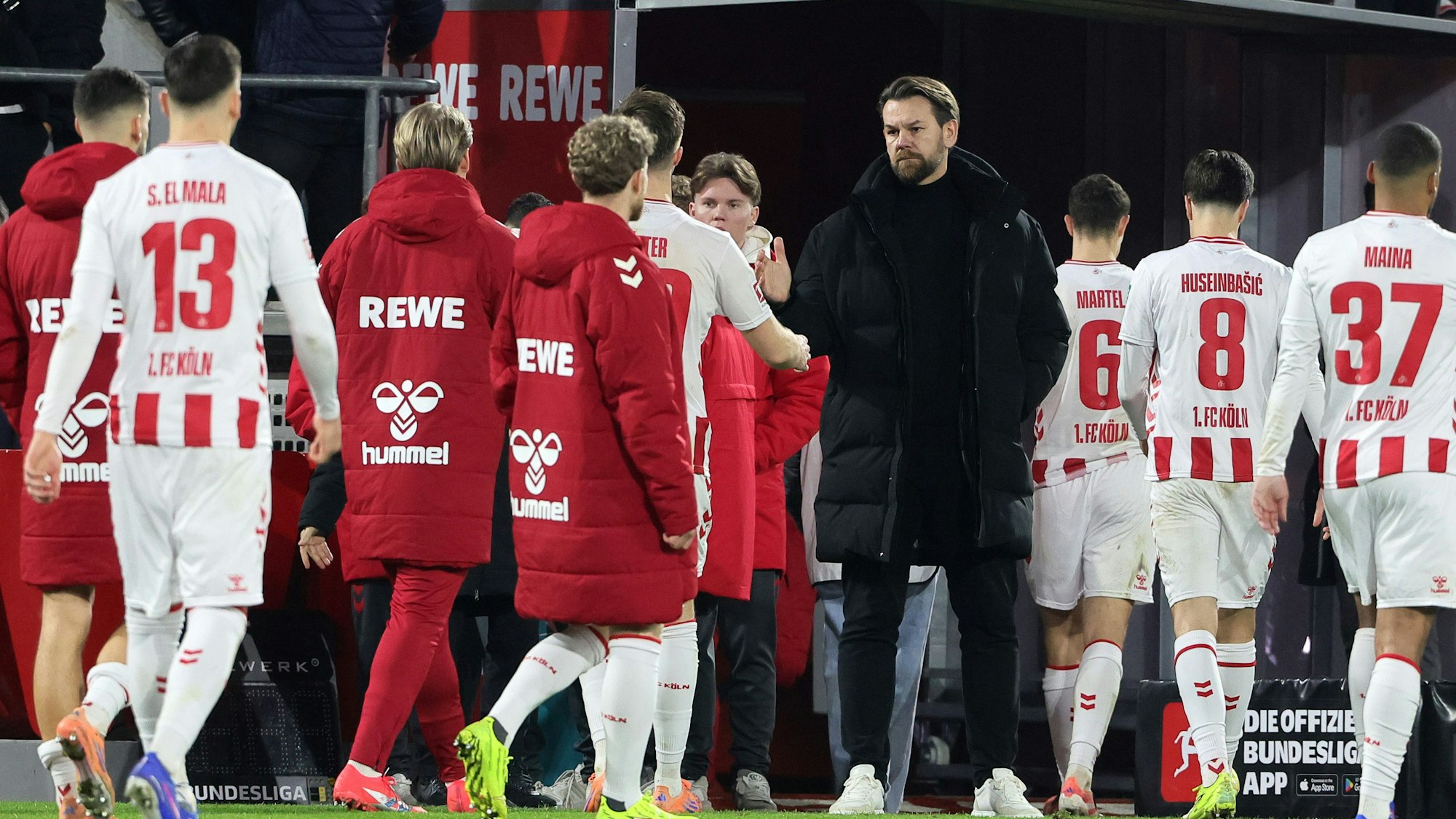 Thomas Kessler klatscht nach einer Niederlage enttäuscht mit FC-Profis ab.