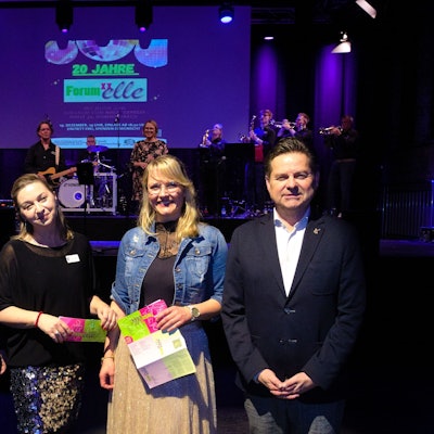 Das Bild zeigt die Gleichstellungsbeauftragten Nina Sommer (Gummersbach, Zweite von links) und Verena Kahl (Wiehl) mit den Bürgermeistern Raoul Halding-Hoppenheit (links) und Ulrich Stücker bei der Feier in der Halle 32.