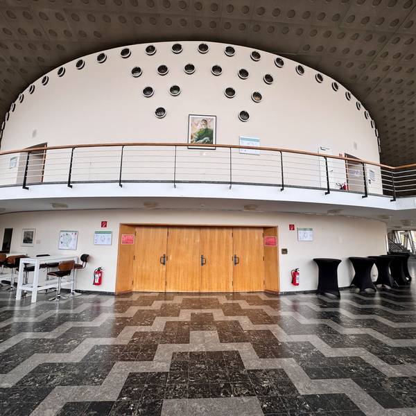 Das Foyer mit schwarz-weißen Fliesen.