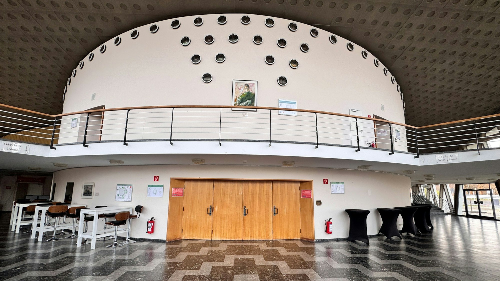 Das Foyer mit schwarz-weißen Fliesen.