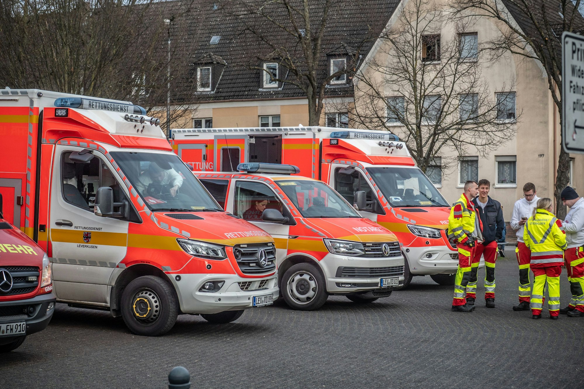 In der Roonstraße in Wiesdorf gab es am Sonntagmittag eine Bedrohung durch einen Mann, der eine laut Polizei bewaffnet gewesen sein soll. Bild: Ralf Krieger