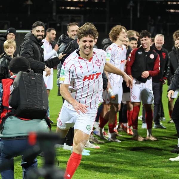 Regionalliga West: SC Fortuna Koeln - Wuppertaler SV ** NUR FÜR REDAKTIONELLE ZWECKE ** EDITORIAL USE ONLY **Fussball Regionalliga West 18.Spieltag Freitag 05.12..2025 Ort: Suedstadion Koeln SC Fortuna Koeln - Wuppertaler SV Im Bild Enzo Wirtz (SC Fortuna Koeln) muss wegen seinem 30.Geburstag durch ein Spalier laufen den die Mitspieler gebildet haben Deutschland Köln Copyright: StefanxRittershaus *** Regionalliga West SC Fortuna Koeln Wuppertaler SV FOR EDITORIAL PURPOSES ONLY p Soccer Regionalliga West 18 Matchday Friday 05 12 2025 Location Suedstadion Koeln SC Fortuna Koeln Wuppertaler SV In the picture Enzo Wirtz SC Fortuna Koeln has to walk through a trellis formed by his teammates because of his 30th birthday Germany Copyright: StefanxRittershaus doc83klcdcigx11b8o34c4m ,EDITORIAL USE ONLY