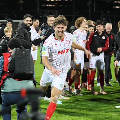 Regionalliga West: SC Fortuna Koeln - Wuppertaler SV ** NUR FÜR REDAKTIONELLE ZWECKE ** EDITORIAL USE ONLY **Fussball Regionalliga West 18.Spieltag Freitag 05.12..2025 Ort: Suedstadion Koeln SC Fortuna Koeln - Wuppertaler SV Im Bild Enzo Wirtz (SC Fortuna Koeln) muss wegen seinem 30.Geburstag durch ein Spalier laufen den die Mitspieler gebildet haben Deutschland Köln Copyright: StefanxRittershaus *** Regionalliga West SC Fortuna Koeln Wuppertaler SV FOR EDITORIAL PURPOSES ONLY p Soccer Regionalliga West 18 Matchday Friday 05 12 2025 Location Suedstadion Koeln SC Fortuna Koeln Wuppertaler SV In the picture Enzo Wirtz SC Fortuna Koeln has to walk through a trellis formed by his teammates because of his 30th birthday Germany Copyright: StefanxRittershaus doc83klcdcigx11b8o34c4m ,EDITORIAL USE ONLY