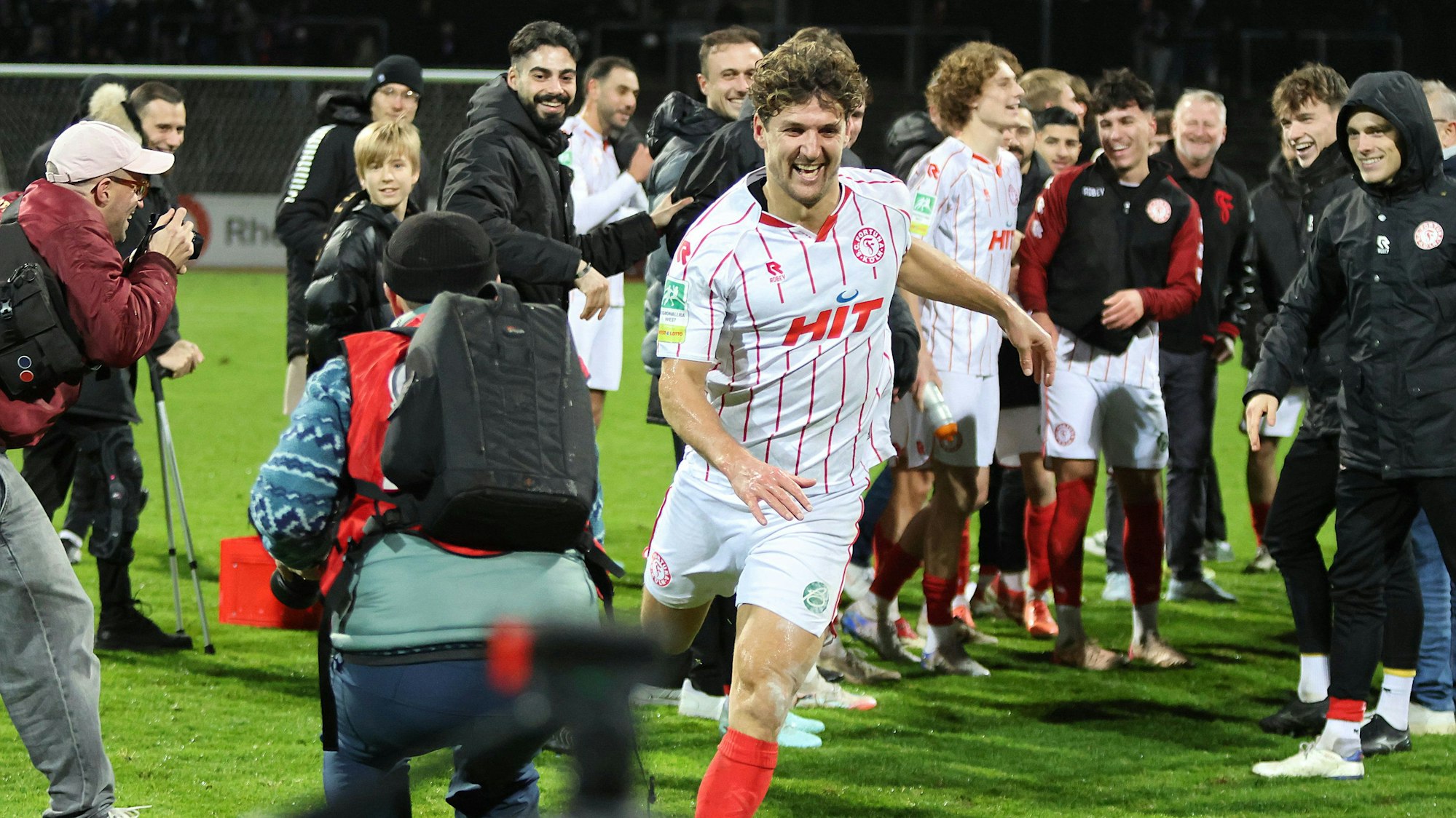 Regionalliga West: SC Fortuna Koeln - Wuppertaler SV ** NUR FÜR REDAKTIONELLE ZWECKE ** EDITORIAL USE ONLY **Fussball Regionalliga West 18.Spieltag Freitag 05.12..2025 Ort: Suedstadion Koeln SC Fortuna Koeln - Wuppertaler SV Im Bild Enzo Wirtz (SC Fortuna Koeln) muss wegen seinem 30.Geburstag durch ein Spalier laufen den die Mitspieler gebildet haben Deutschland Köln Copyright: StefanxRittershaus *** Regionalliga West SC Fortuna Koeln Wuppertaler SV FOR EDITORIAL PURPOSES ONLY p Soccer Regionalliga West 18 Matchday Friday 05 12 2025 Location Suedstadion Koeln SC Fortuna Koeln Wuppertaler SV In the picture Enzo Wirtz SC Fortuna Koeln has to walk through a trellis formed by his teammates because of his 30th birthday Germany Copyright: StefanxRittershaus doc83klcdcigx11b8o34c4m ,EDITORIAL USE ONLY