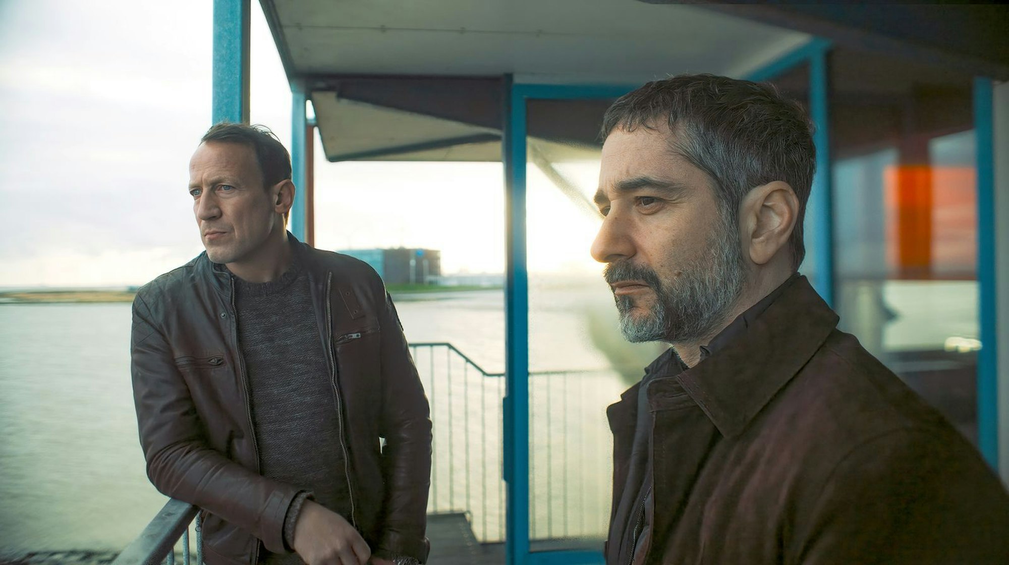 Kommissar Falke (Wotan Wilke Möhring, links) und sein neuer Kollege Mario Schmitt (Denis Moschitto) müssen sich erst mal aneinander gewöhnen.
(Bild: NDR/Georges Pauly)