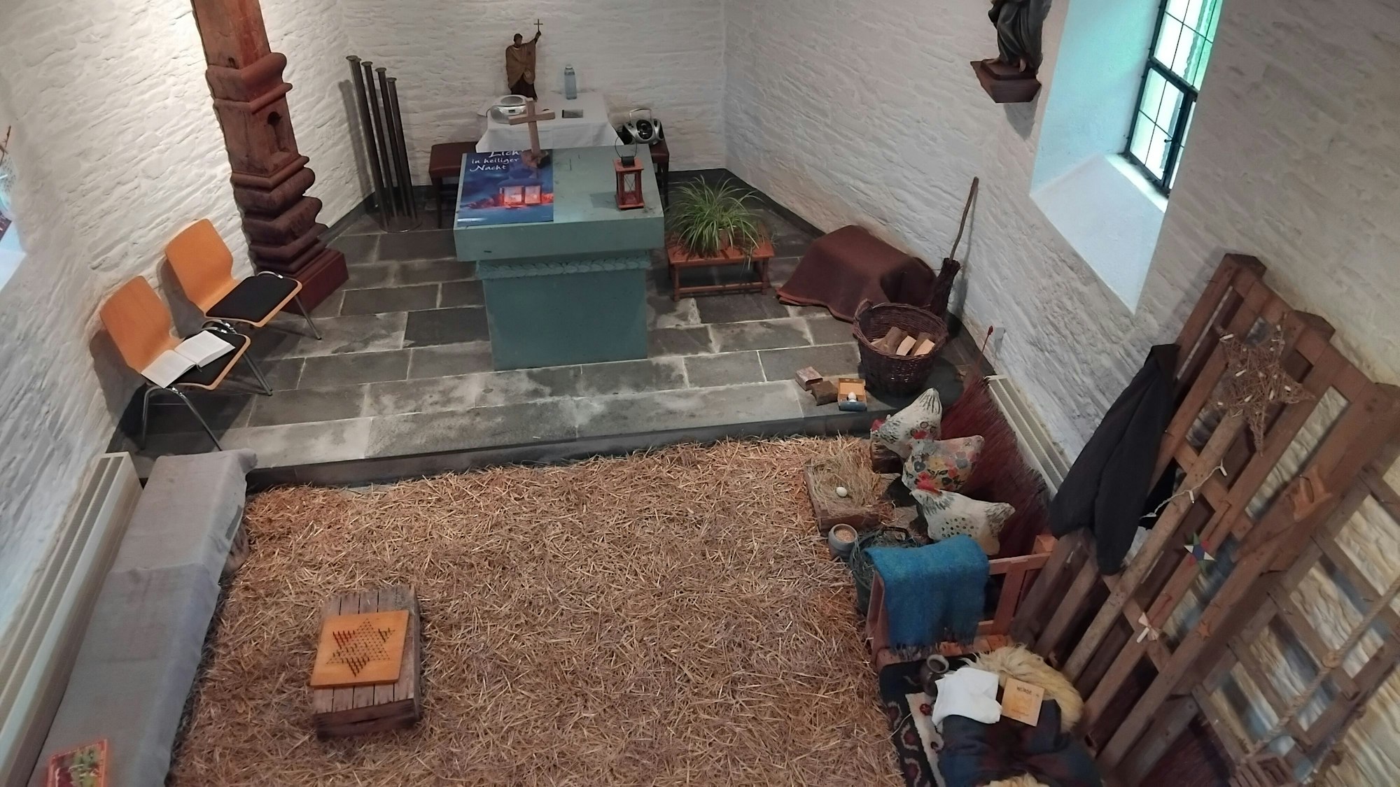 Nicht mehr Zuschauer, sondern Teil der Szene können die Besucher in der mit Stroh ausgelegten Kapelle werden. Familien können hier zur Ruhe kommen, lesen, malen und spielen.