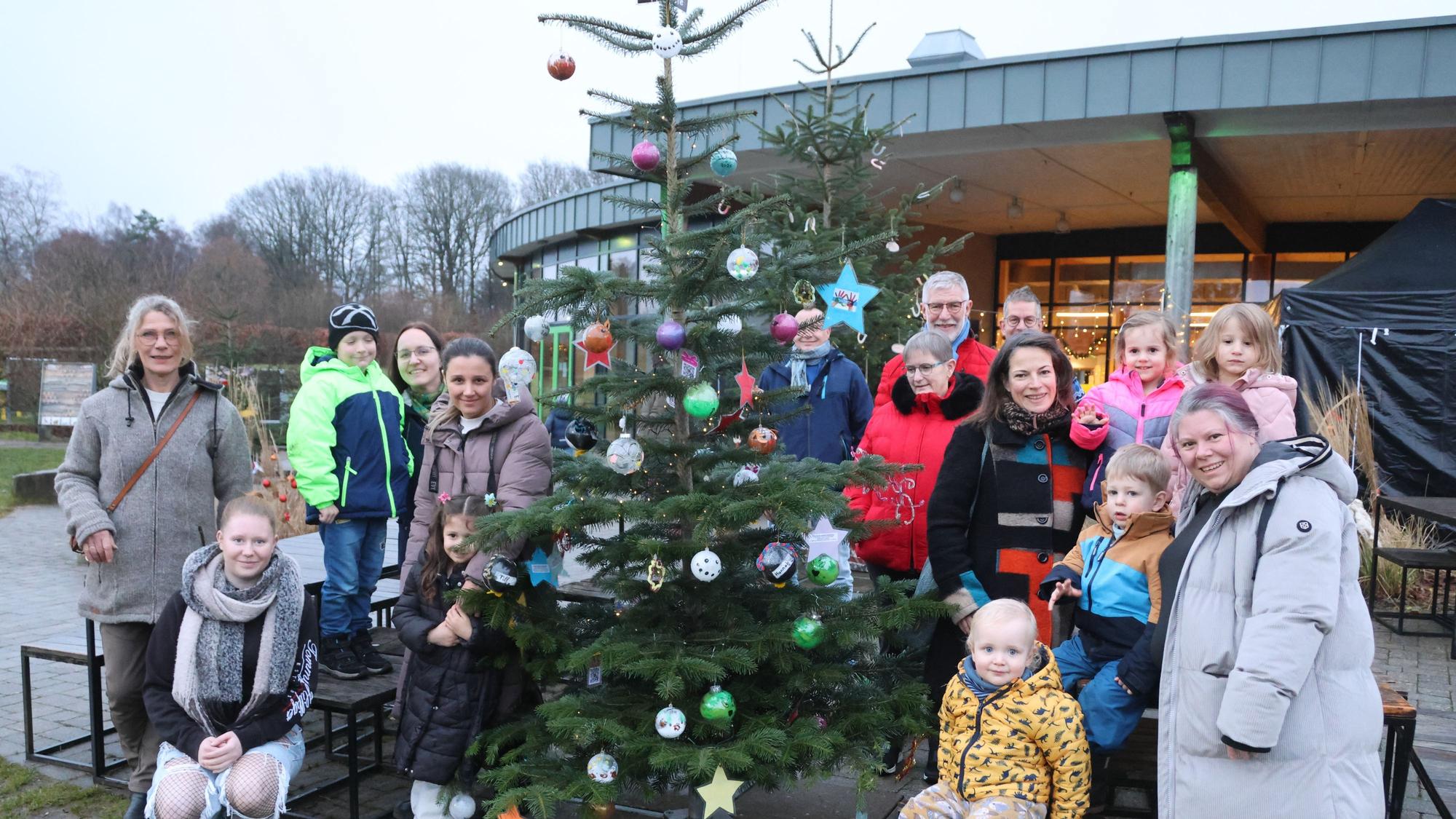 Die Kita Becka' s Rappelkiste bei der Siegerehrung zum Super-Weihnachtsbaum auf Panarbora.