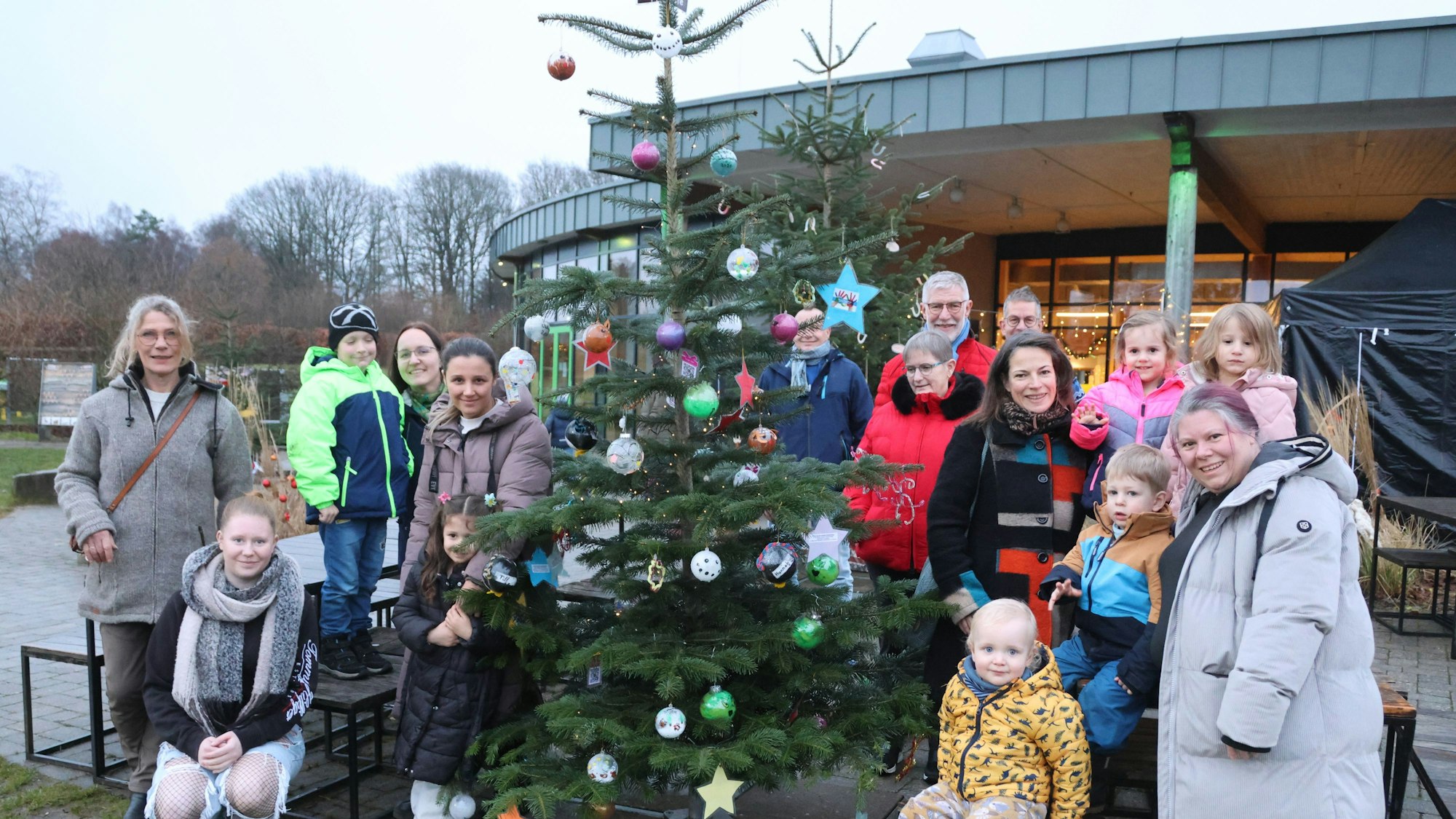 Die Kita Becka' s Rappelkiste bei der Siegerehrung zum Super-Weihnachtsbaum auf Panarbora.