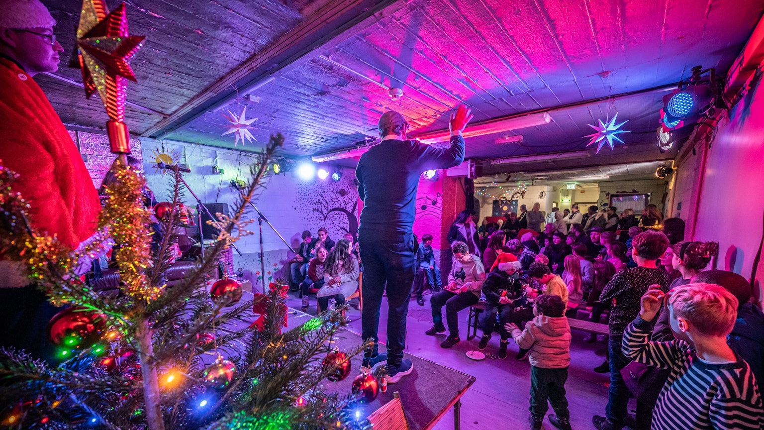 Die Aktiven vom Netzwerk Kinderarmut geben im Bunker Geschenke ihrer Weihnachtssterneaktion aus. Bild: Ralf Krieger