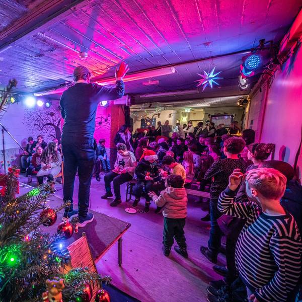 Die Aktiven vom Netzwerk Kinderarmut geben im Bunker Geschenke ihrer Weihnachtssterneaktion aus. Bild: Ralf Krieger