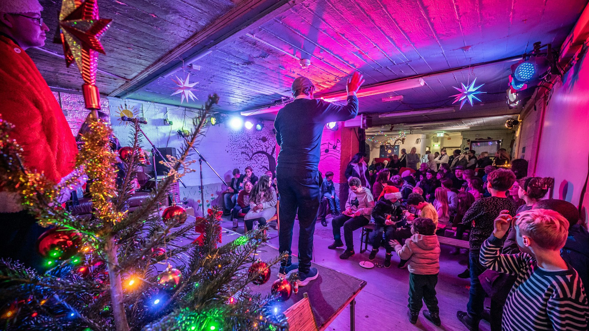 Die Aktiven vom Netzwerk Kinderarmut geben im Bunker Geschenke ihrer Weihnachtssterneaktion aus. Bild: Ralf Krieger