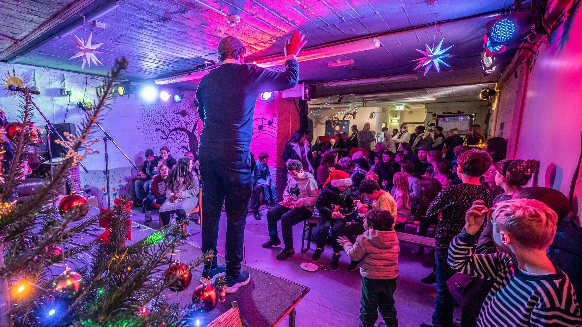 Die Aktiven vom Netzwerk Kinderarmut geben im Bunker Geschenke ihrer Weihnachtssterneaktion aus. Bild: Ralf Krieger