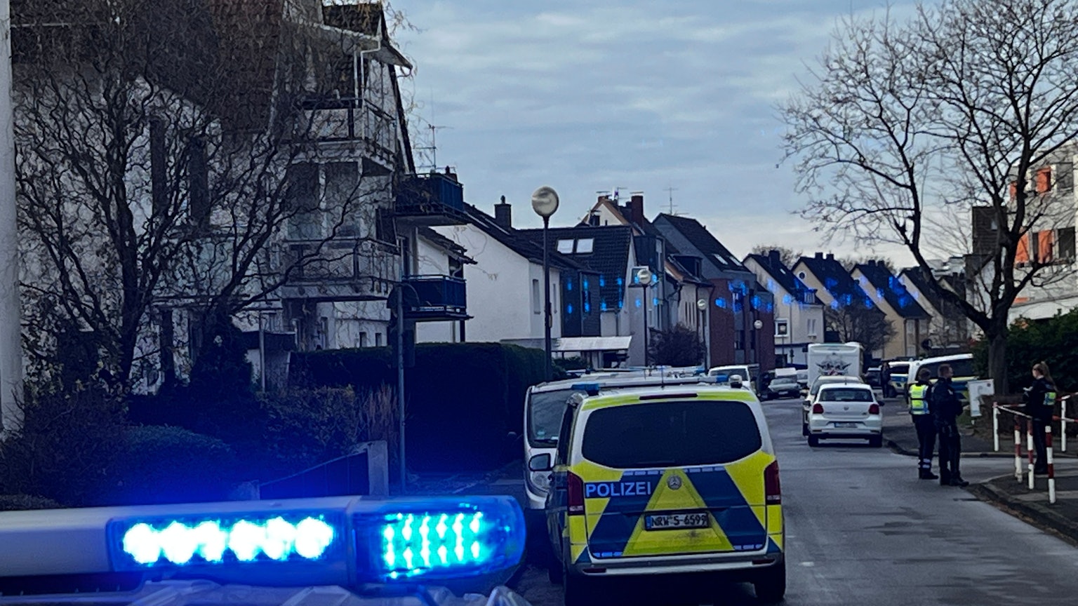 In Leverkusen-Wiesdorf läuft am Sonntagnachmittag ein Polizeieinsatz.