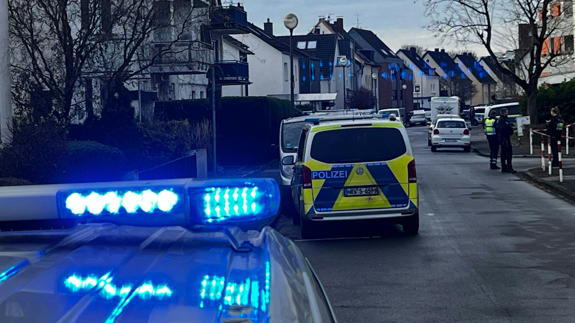 In Leverkusen-Wiesdorf läuft am Sonntagnachmittag ein Polizeieinsatz.