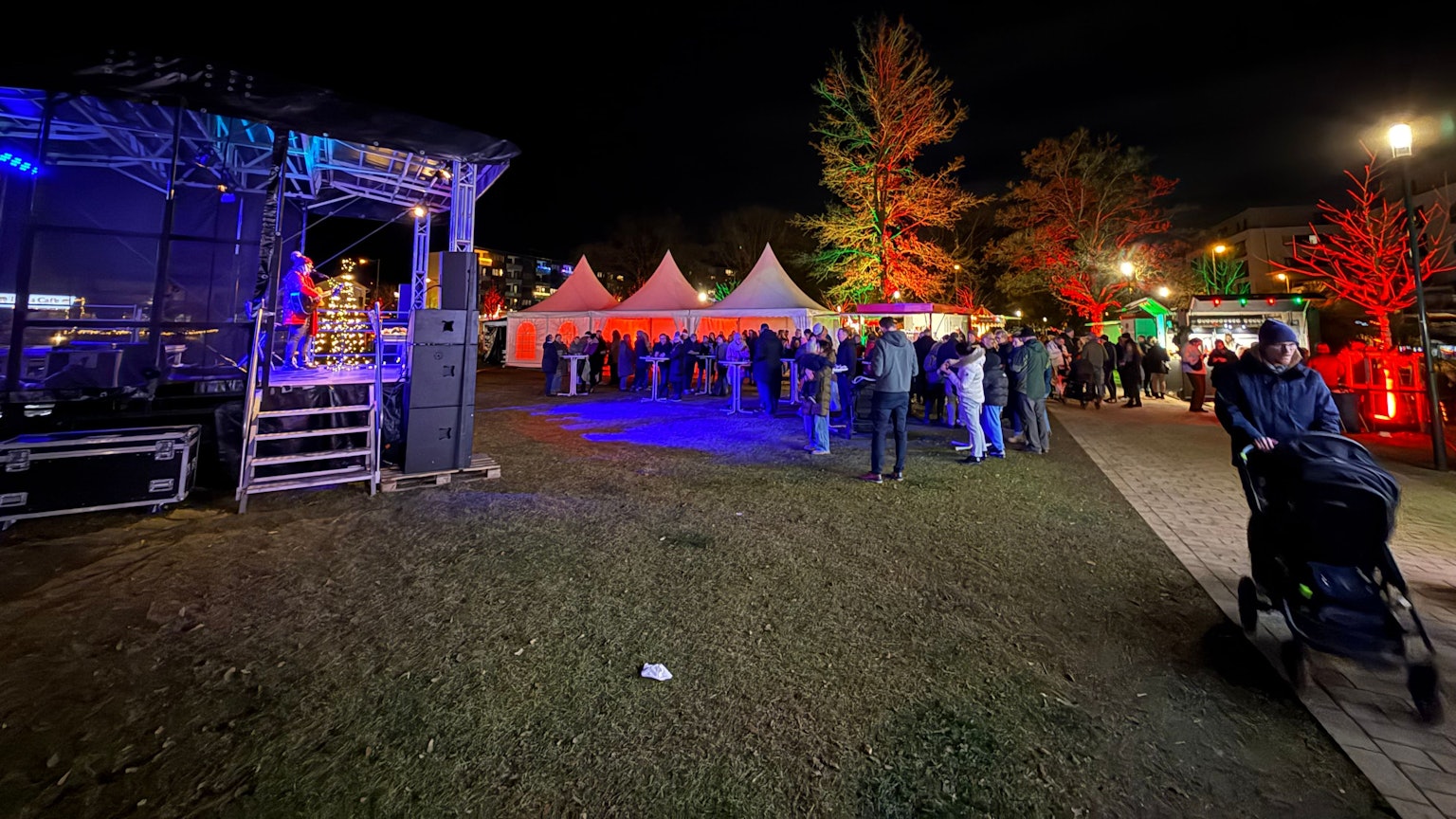 Die Bühne und verschiedene Zelte auf dem Weihnachtsmarkt in Leichlingen.
