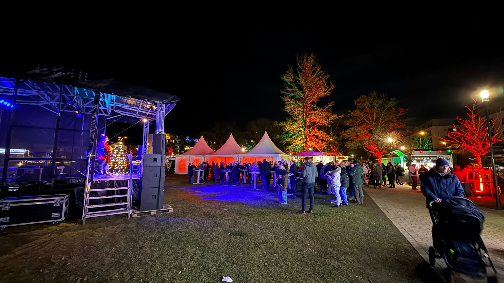 Die Bühne und verschiedene Zelte auf dem Weihnachtsmarkt in Leichlingen.