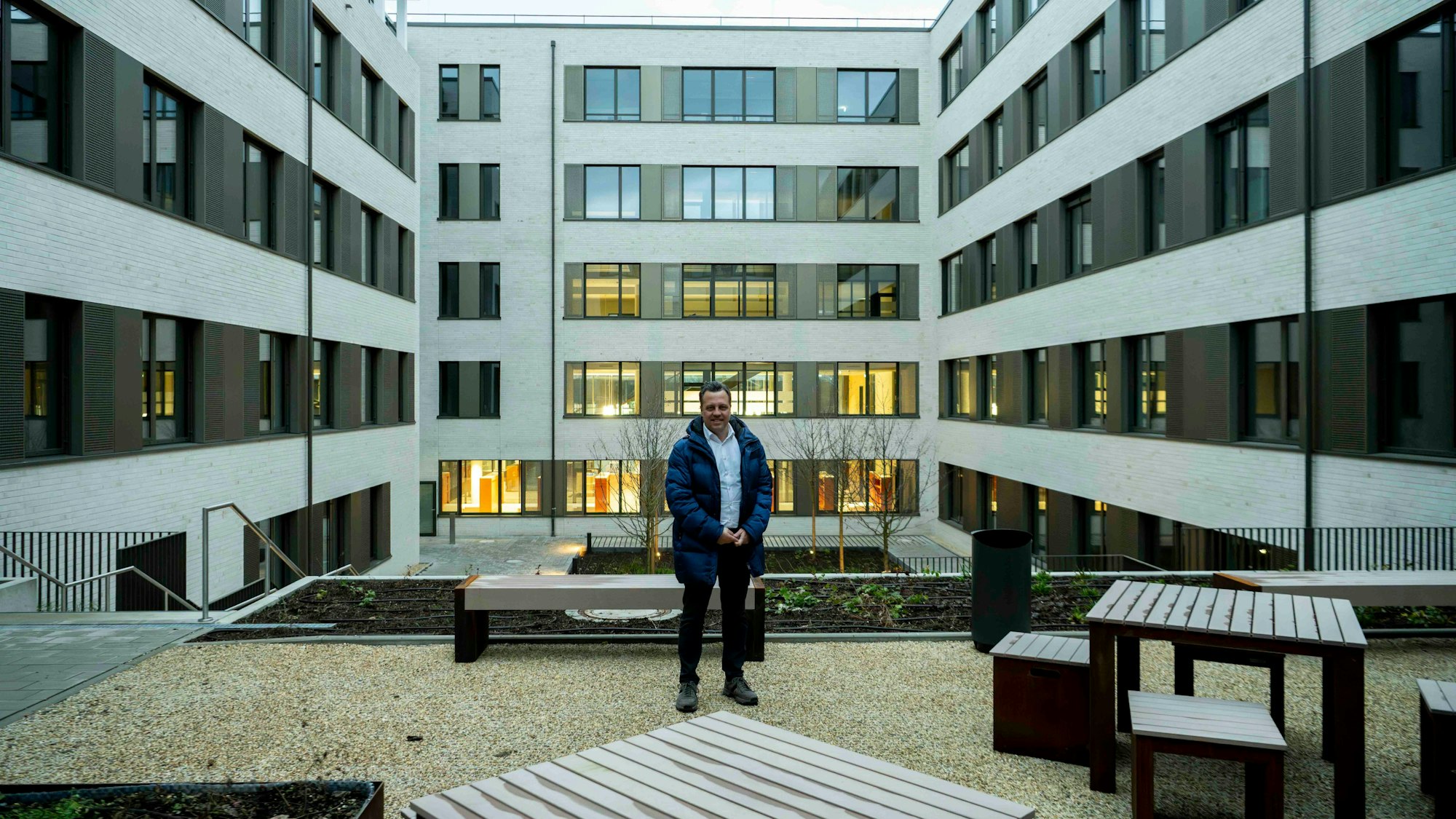 Das Bild zeigt den Verwaltungschef im neuen Innenhof.