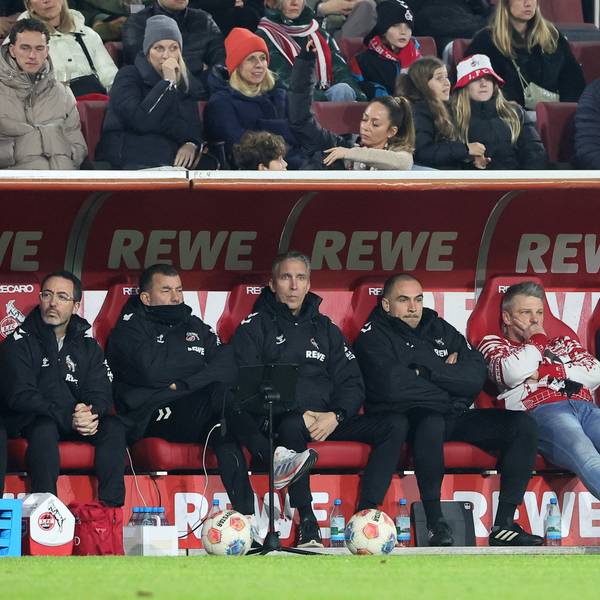 Lukas Kwasniok litt am Samstag mit seinem Trainerstab auf der Kölner Bank.