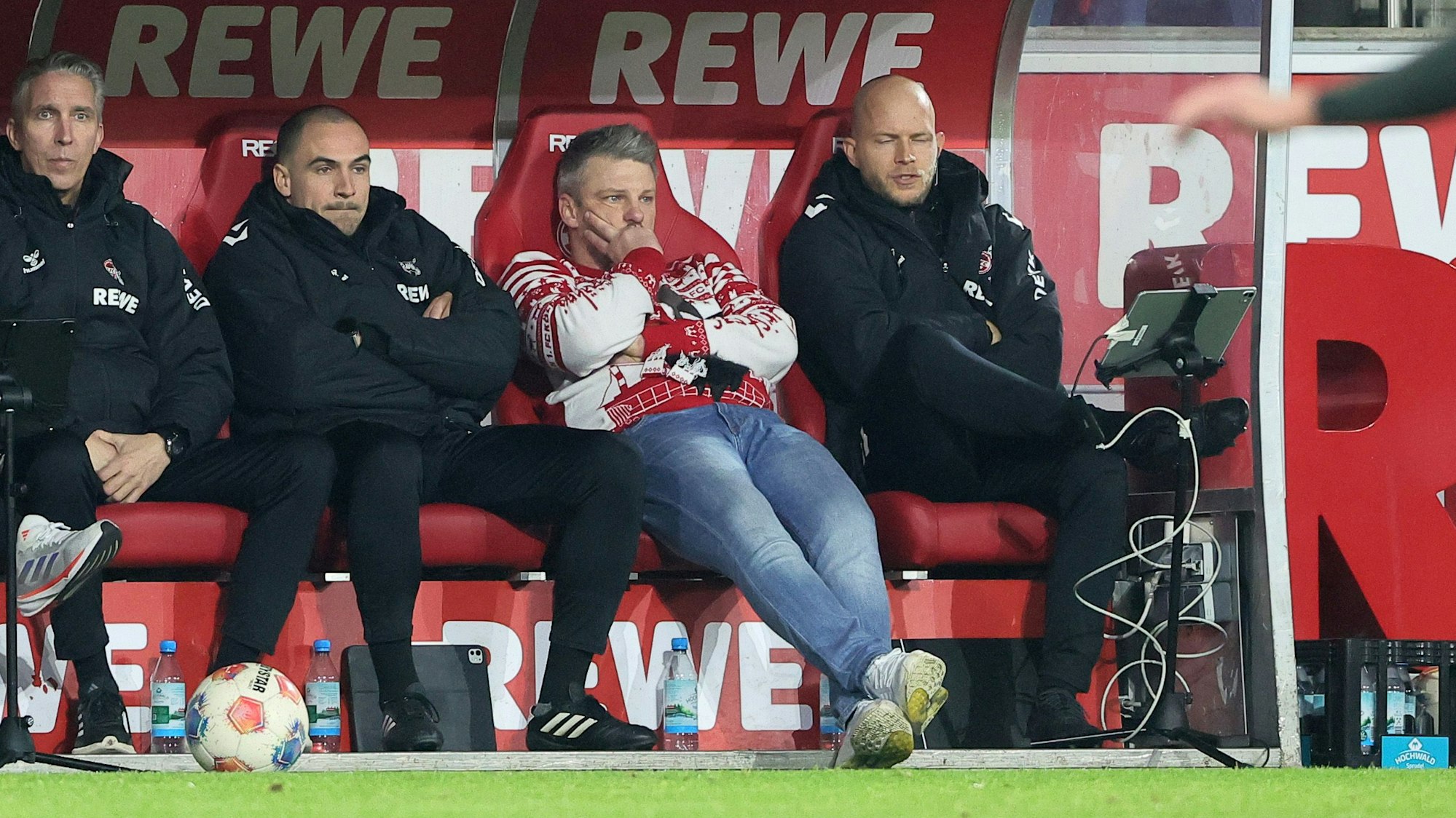 Lukas Kwasniok litt am Samstag mit seinem Trainerstab auf der Kölner Bank.