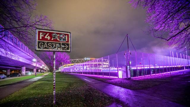 An die Autobahn 1 (Stelze) grenzt der Sportpark, auf dem unter anderem die Profimannschaft von Bayer 04 Trainingsplätze nutzt. Die Parkplätze unter der A1 sollen aber wegfallen (ab 2032). Als Ersatz kommen ein Parkhaus oder ebenerdigen parkplätze auf den trainingsplätzen infrage. Bild: Ralf Krieger
