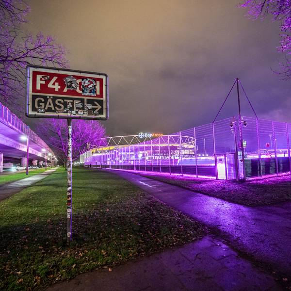 An die Autobahn 1 (Stelze) grenzt der Sportpark, auf dem unter anderem die Profimannschaft von Bayer 04 Trainingsplätze nutzt. Die Parkplätze unter der A1 sollen aber wegfallen (ab 2032). Als Ersatz kommen ein Parkhaus oder ebenerdigen parkplätze auf den trainingsplätzen infrage. Bild: Ralf Krieger