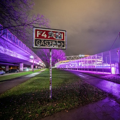 An die Autobahn 1 (Stelze) grenzt der Sportpark, auf dem unter anderem die Profimannschaft von Bayer 04 Trainingsplätze nutzt. Die Parkplätze unter der A1 sollen aber wegfallen (ab 2032). Als Ersatz kommen ein Parkhaus oder ebenerdigen parkplätze auf den trainingsplätzen infrage. Bild: Ralf Krieger
