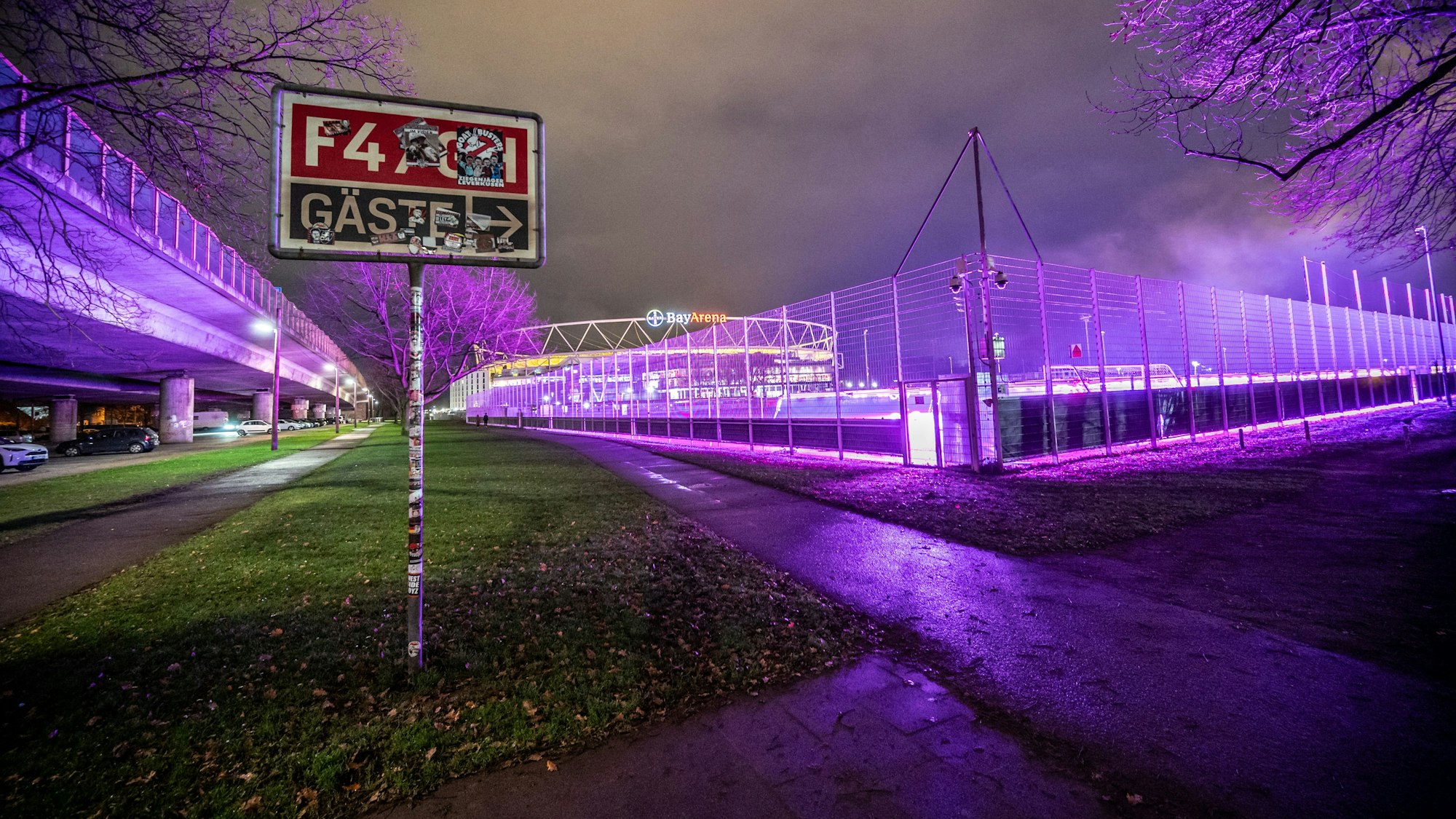 An die Autobahn 1 (Stelze) grenzt der Sportpark, auf dem unter anderem die Profimannschaft von Bayer 04 Trainingsplätze nutzt. Die Parkplätze unter der A1 sollen aber wegfallen (ab 2032). Als Ersatz kommen ein Parkhaus oder ebenerdigen parkplätze auf den trainingsplätzen infrage. Bild: Ralf Krieger