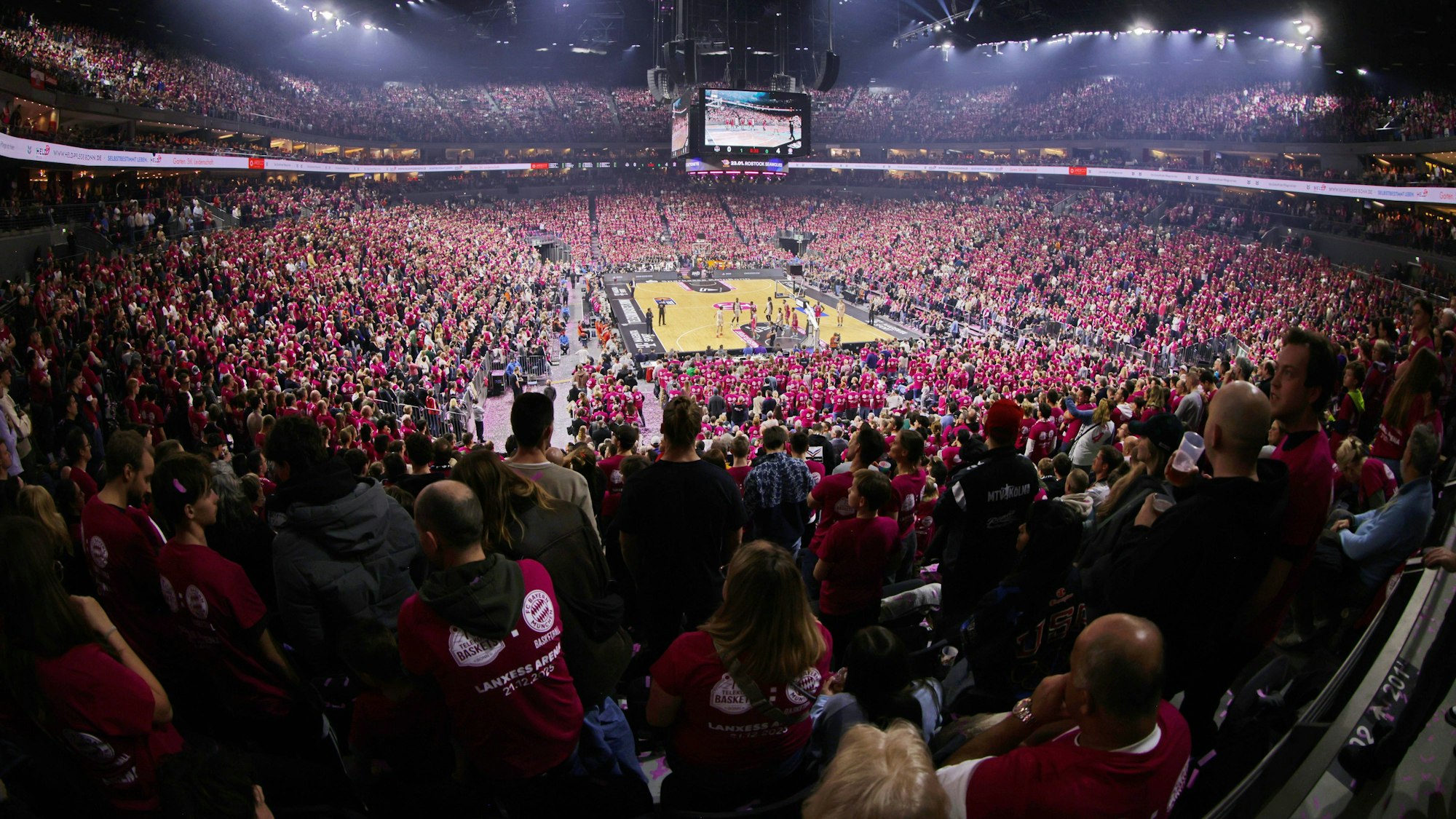 Blick in die volle Lanxess-Arena beim Basketball.
