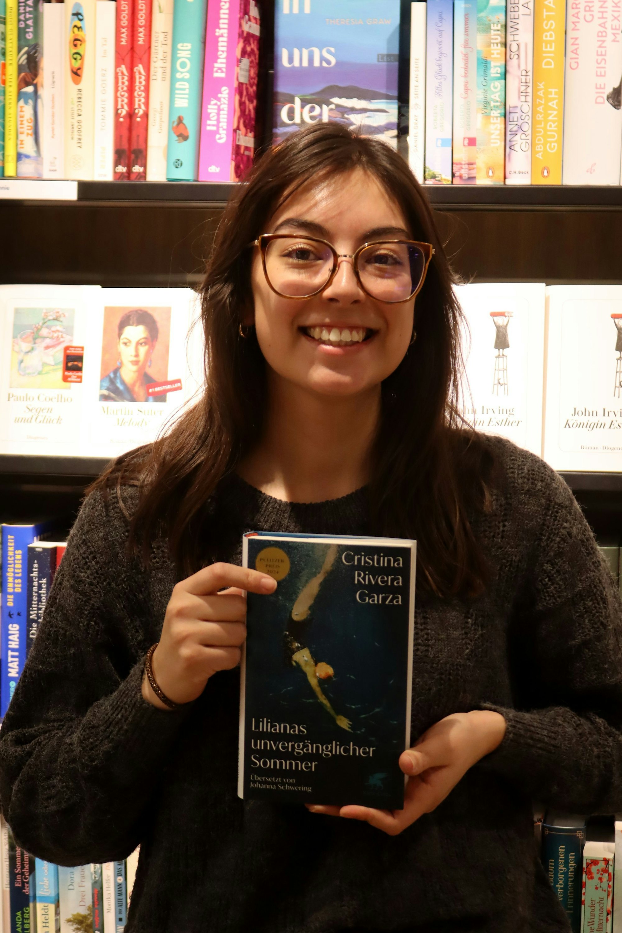 Das Bild zeigt Laetitia Paez Niezgoda mit ihrem Lieblingsbuch in der Hand.