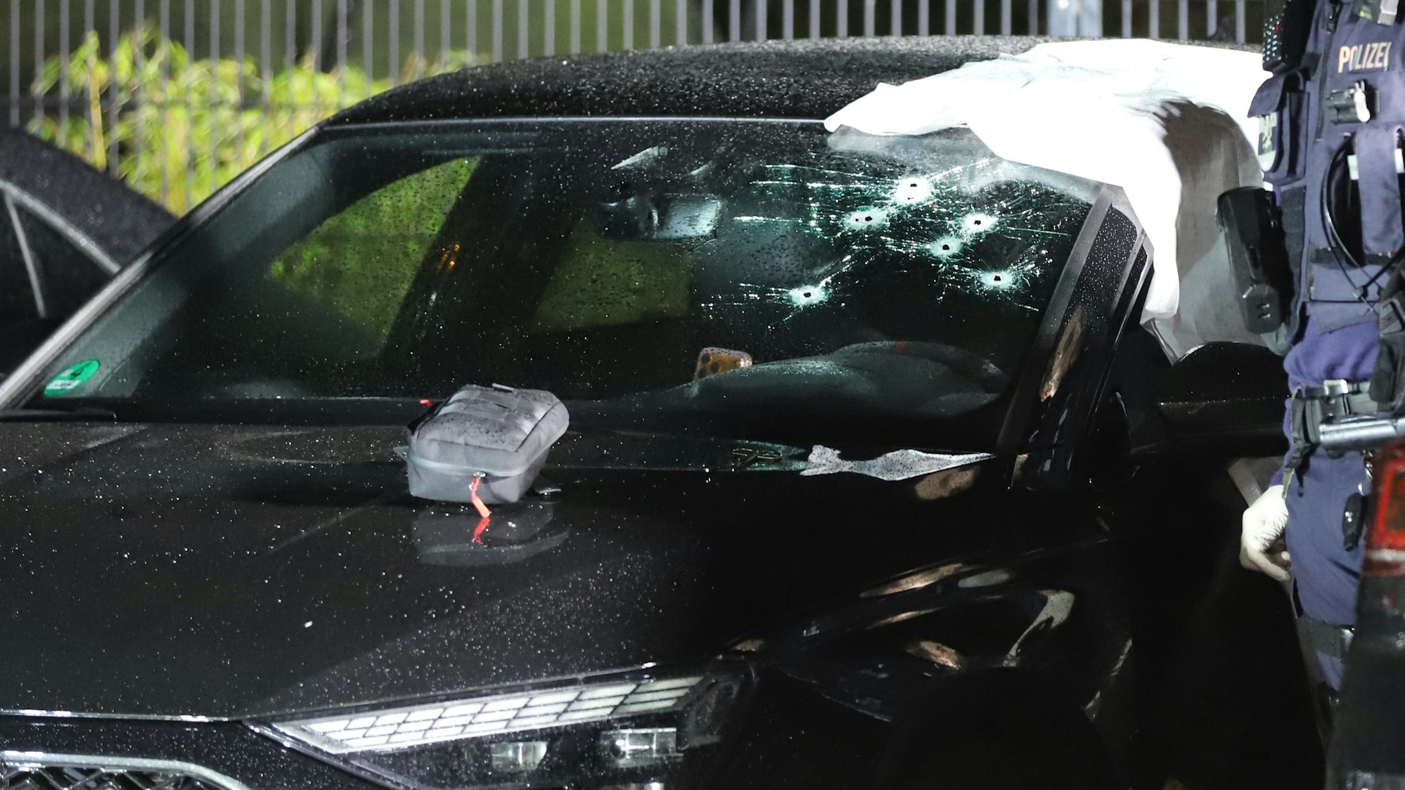 Ein Unbekannter hatte im Fellmühlenweg in Dellbrück mindestens sechsmal aus einer Maschinenpistole auf das Hells-Angels-Mitglied geschossen.