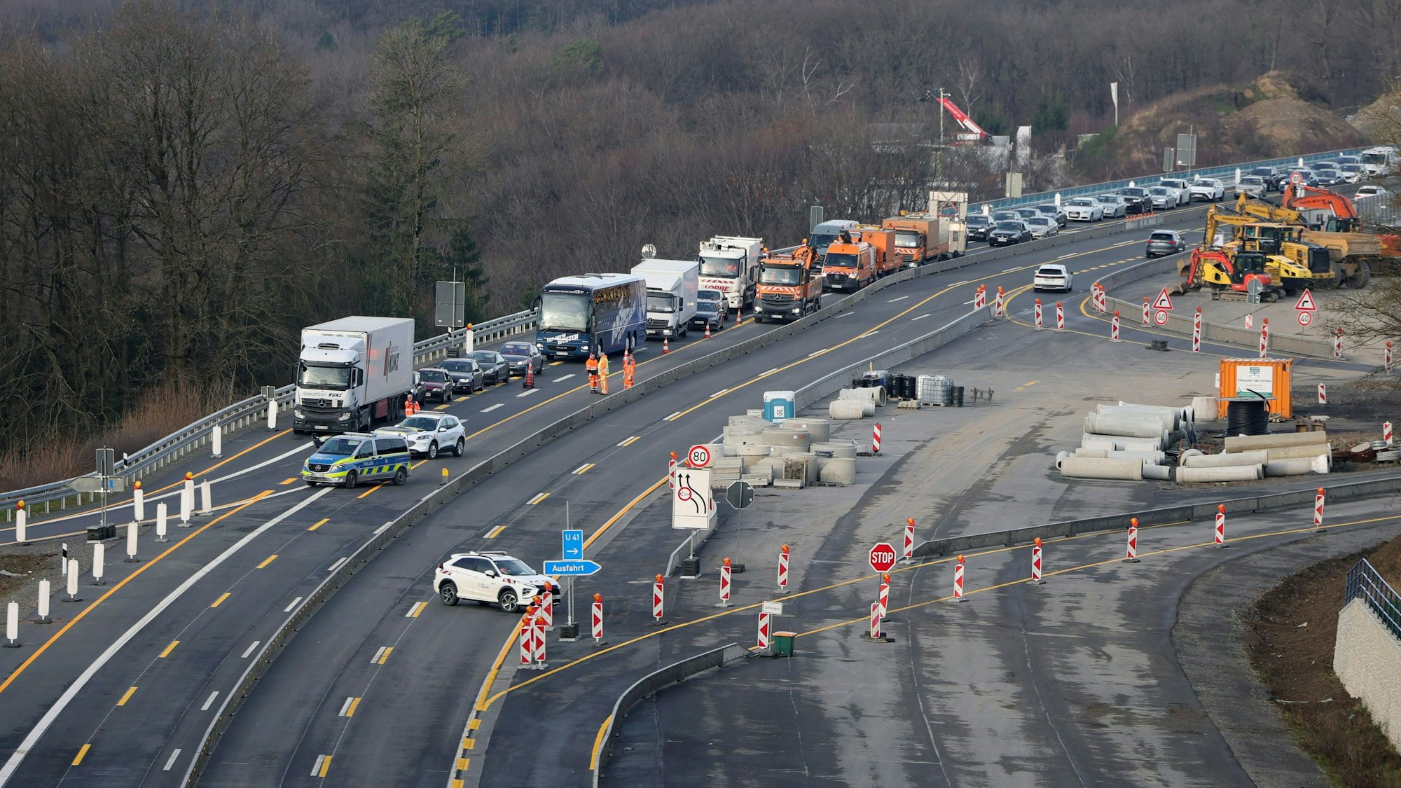 Autos stehen in der Nähe der Rahmedetalbrücke nach der Eröffnung im Stau. Fast vier Jahren war im Sauerland die wichtige Nord-Süd-Achse A45 wegen einer maroden Brücke unterbrochen. Die marode Brücke war Anfang Dezember 2021 gesperrt und später gesprengt worden.