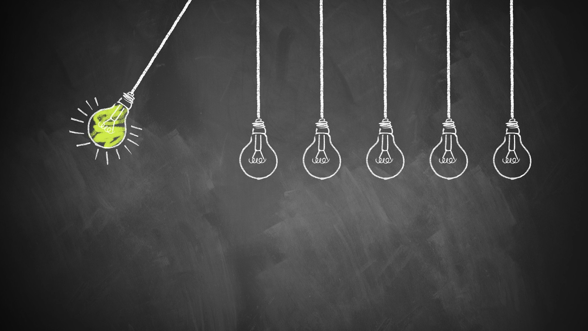 Sechs gemalte Glühbirnen, eine leuchtet.