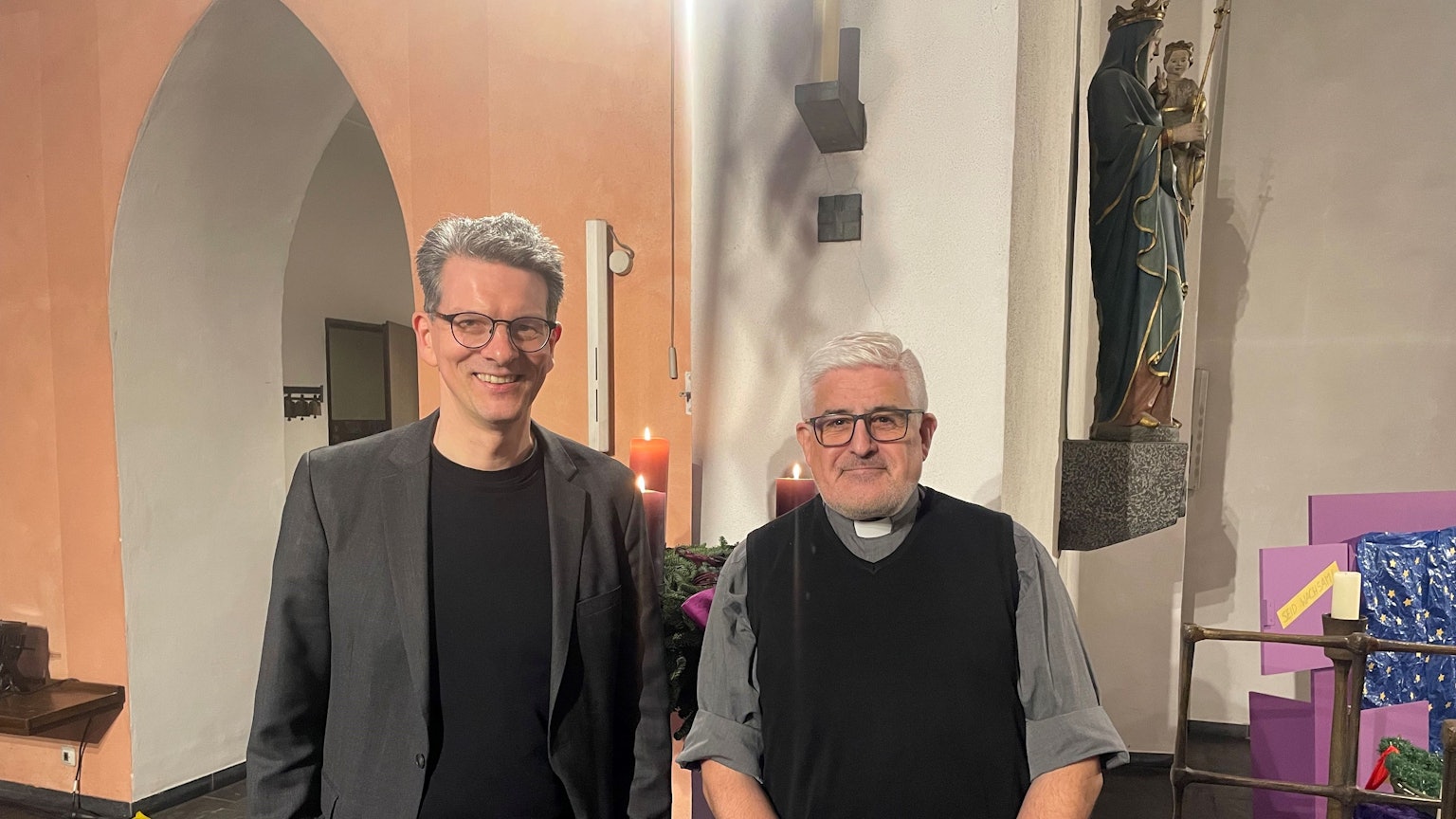 Detlev Prößdorf und Heinz-Peter Teller in der Kirche St. Remigius in Opladen.