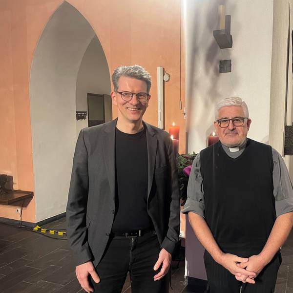 Detlev Prößdorf und Heinz-Peter Teller in der Kirche St. Remigius in Opladen.