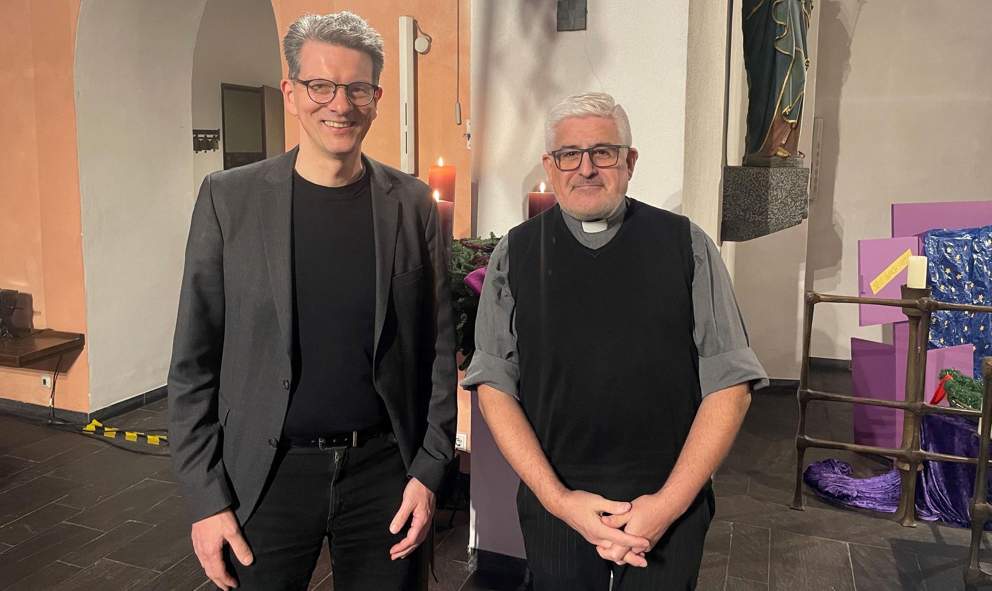 Detlev Prößdorf und Heinz-Peter Teller in der Kirche St. Remigius in Opladen.